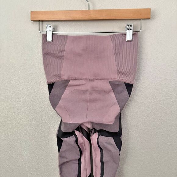 ADIDAS | Formotion Compression Sculpt Two-Tone Tights Magic Mauve Carbon | Small - Picture 7 of 10